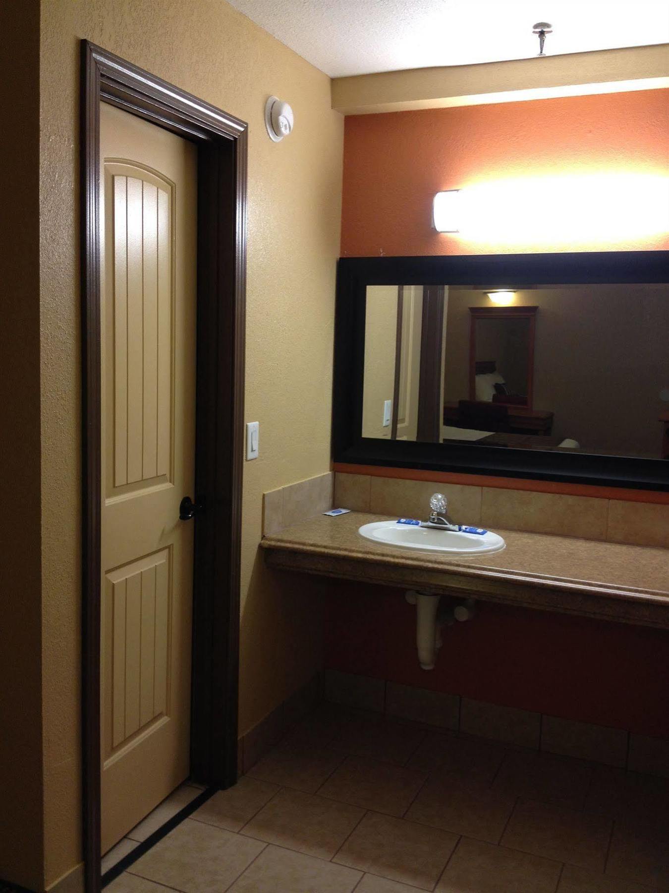 Economy Express Inn Henryetta ภายนอก รูปภาพ